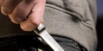 Menor amenazó a profesora y compañero con un cuchillo