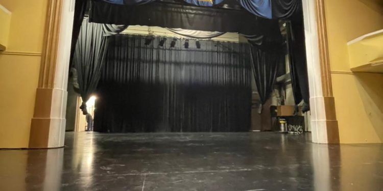 El Cine Teatro Colón tiene piso nuevo en su escenario, luego de 100 años