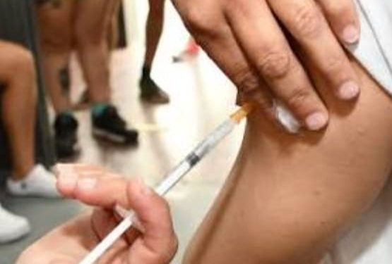 Vacunan contra el dengue a adolescentes