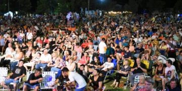 Por ahora, los organizadores de la Fiesta de las Colectividades no prevén trasladarla a un salón cerrado