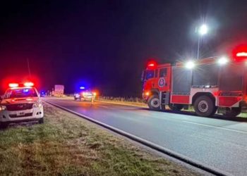 Bomberos trabajaron casi 4 horas para despejar la Ruta 13 tras derrame de cereal