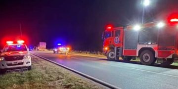 Bomberos trabajaron casi 4 horas para despejar la Ruta 13 tras derrame de cereal
