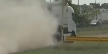 Camiones esquivan lomos de burro en Circunvalación con maniobras peligrosas