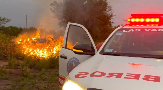 Bomberos apagaron incendio por quema de restos de poda