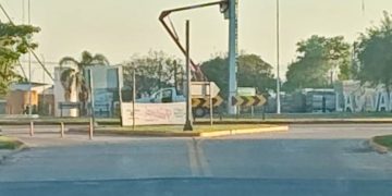 Finalizan tareas de colocación de un mástil en la rotonda