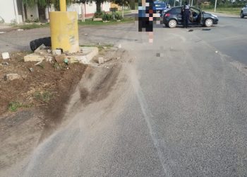 Lesiones graves para conductor de auto que chocó contra base de hormigón