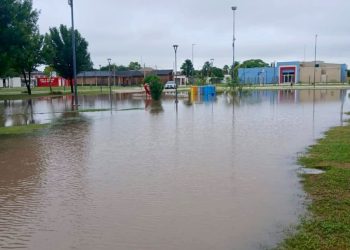 Para el municipio, el agua acumulada en el Parque de la Familia se debió a un desagüe tapado