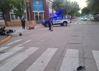 Dos motos chocan frente al edificio del IMI