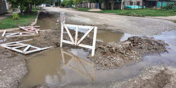 Quejas de vecinos por anegamientos en calles Morelli y Ameghino y paralización de obra privada de cloacas