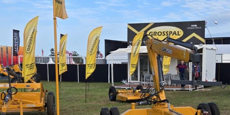 Expoagro: Vialcam tuvo una primera jornada de muchas consultas y presentación de sus nuevos tractores importados