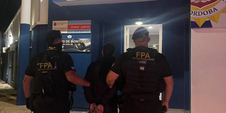 FPA en Las Varillas: detienen a hombre que había tirado envoltorios de cocaína