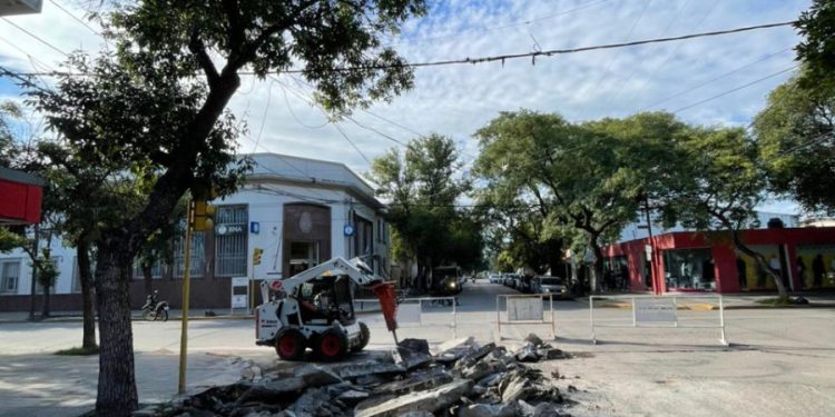 Comenzaron trabajos de reparación de paso de agua en el centro de la ciudad