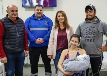 Agentes de la Guardia Urbana ayudaron a una mamá y su bebé recién nacido a llegar al Hospital