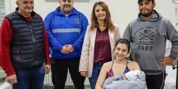 Agentes de la Guardia Urbana ayudaron a una mamá y su bebé recién nacido a llegar al Hospital