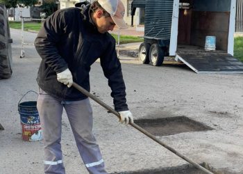 Operarios municipales ahora arreglan asfalto en calle Cura Brochero