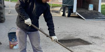 Operarios municipales ahora arreglan asfalto en calle Cura Brochero