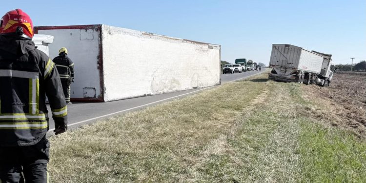 Chocaron dos camiones en ruta 13, salida hacia El Arañado
