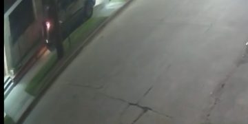 Un hombre resultó herido al ser atropellado mientras caminaba por la vereda