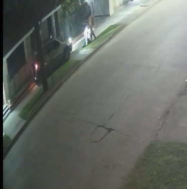 Un hombre resultó herido al ser atropellado mientras caminaba por la vereda