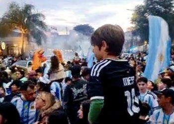 Masivo festejo en el centro de la ciudad tras clasificación de la Selección a la final del Mundial