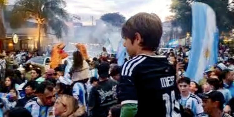 Masivo festejo en el centro de la ciudad tras clasificación de la Selección a la final del Mundial