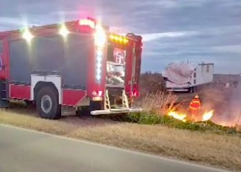 Bomberos controlaron incendio de banquinas y casillas en Ruta 13