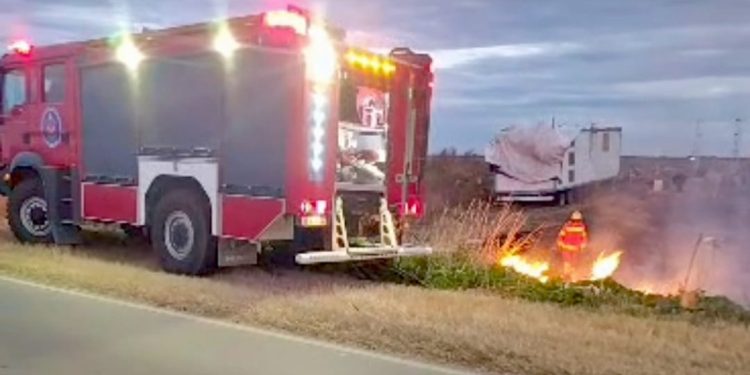 Bomberos controlaron incendio de banquinas y casillas en Ruta 13