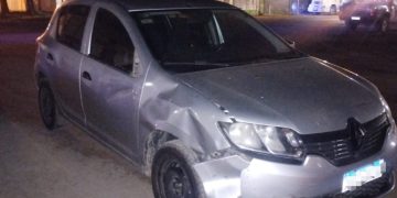 Moto chocó contra auto en Mitre e Intendente Viotti: una persona fracturada